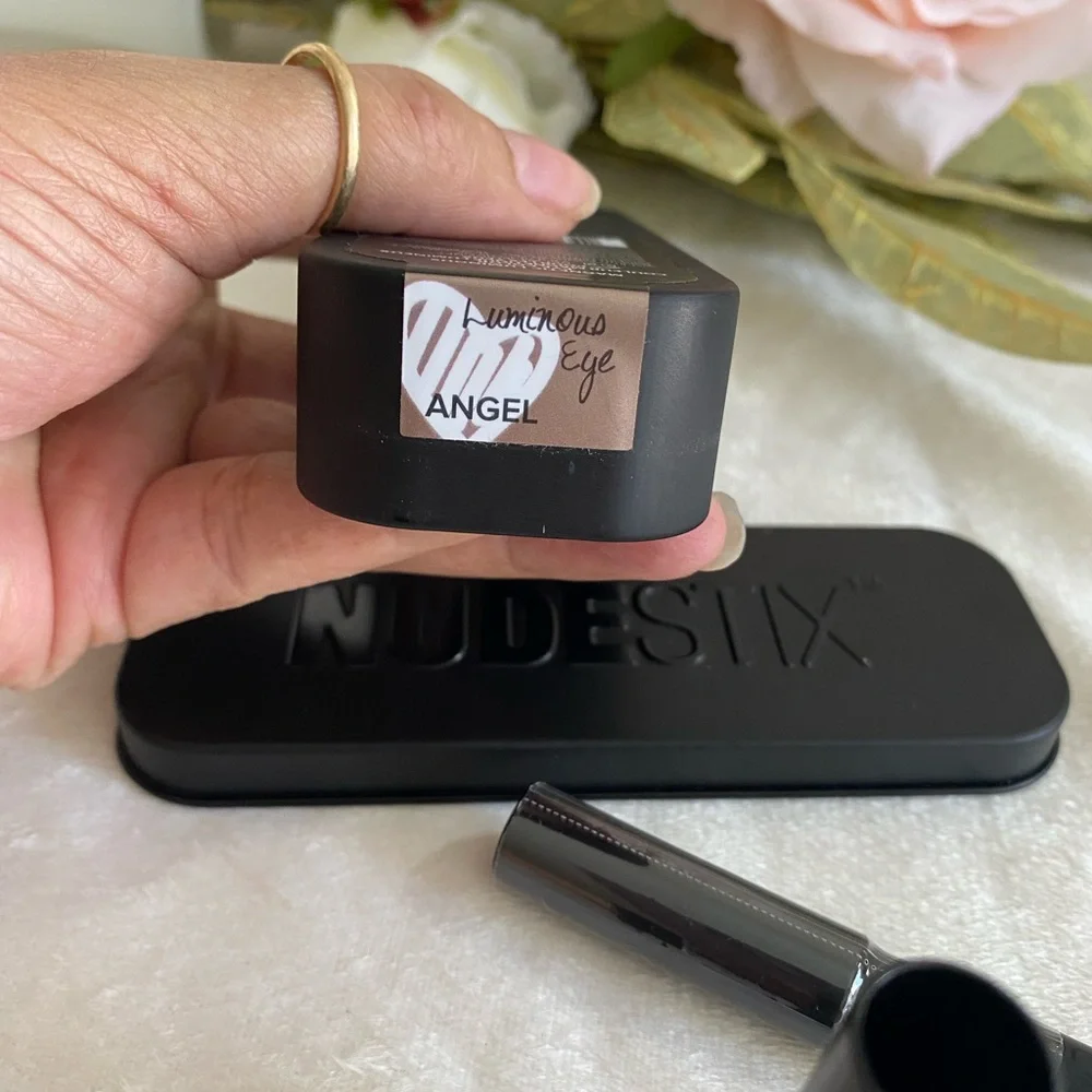 NUDESTIX EYESHADOW PENCIL ✏️ WITH SHARPENER COLOR ANGEL